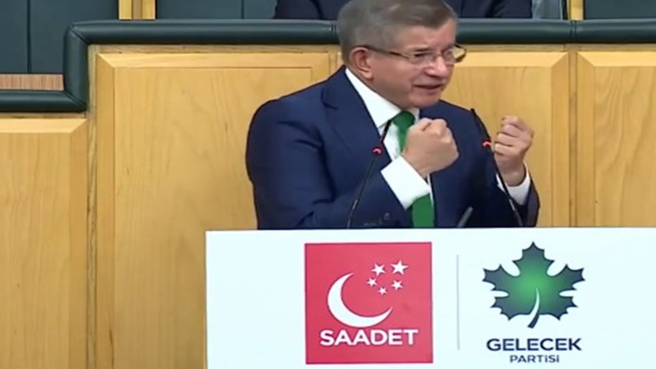 Ahmet Davutoğlu kürsüde ağladı