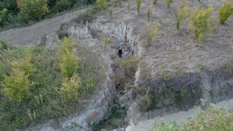 Depremin ikiye böldüğü tarla