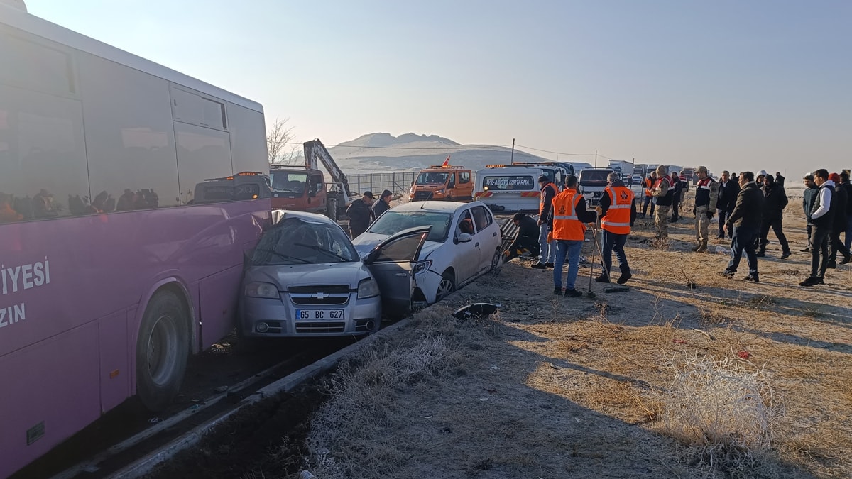 Van’da 50 araç birbirine girdi