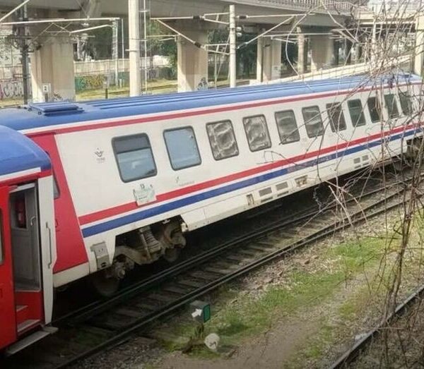 İzmir’de tren raydan çıktı