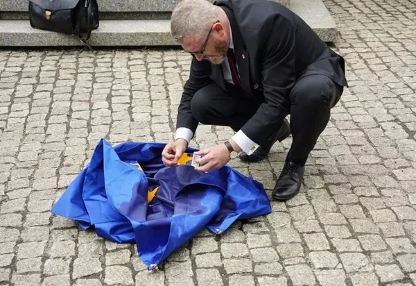 Önce ayakkabılarını sildi, sonra yaktı