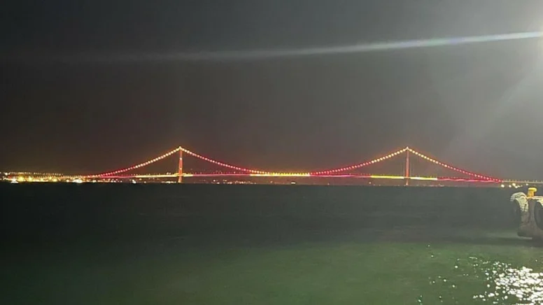 2 köprü sarı-kırmızı renklerle ışıklandırıldı