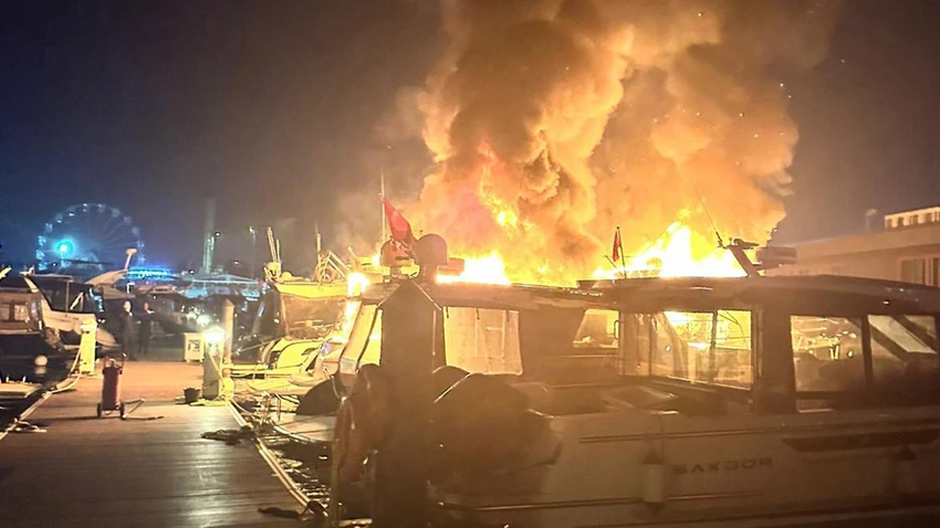 Tuzla marinada 4 tekne alev alev yandı