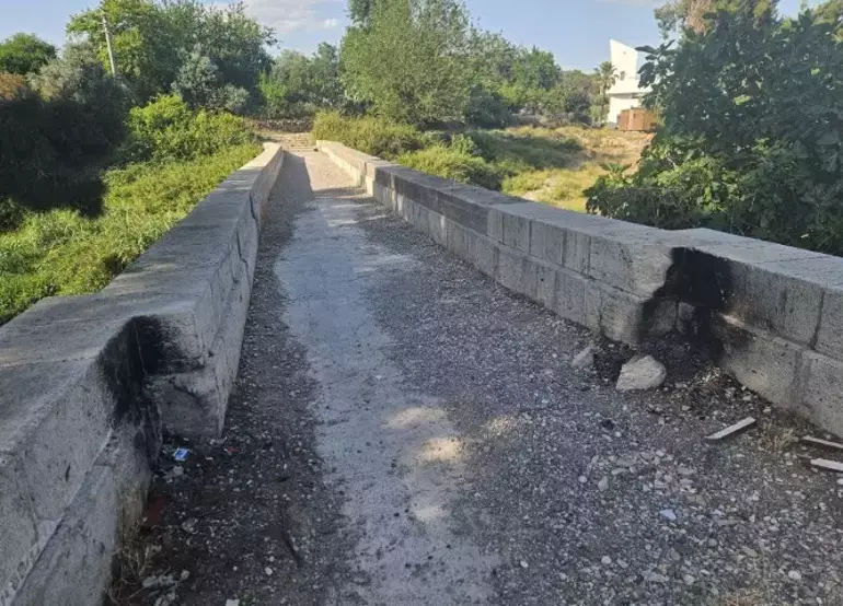 Mangal yakmak için tarihi köprüye zarar verdiler