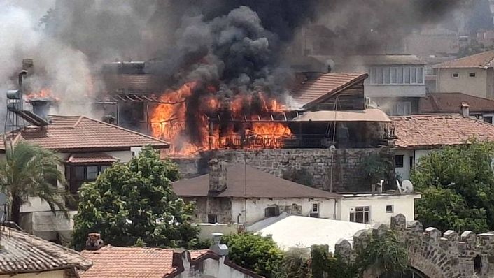 Antalya Kaleiçi’nde yangın