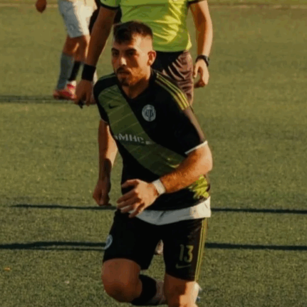 Amatör futbolcu atladığı havuzda hayatını kaybetti