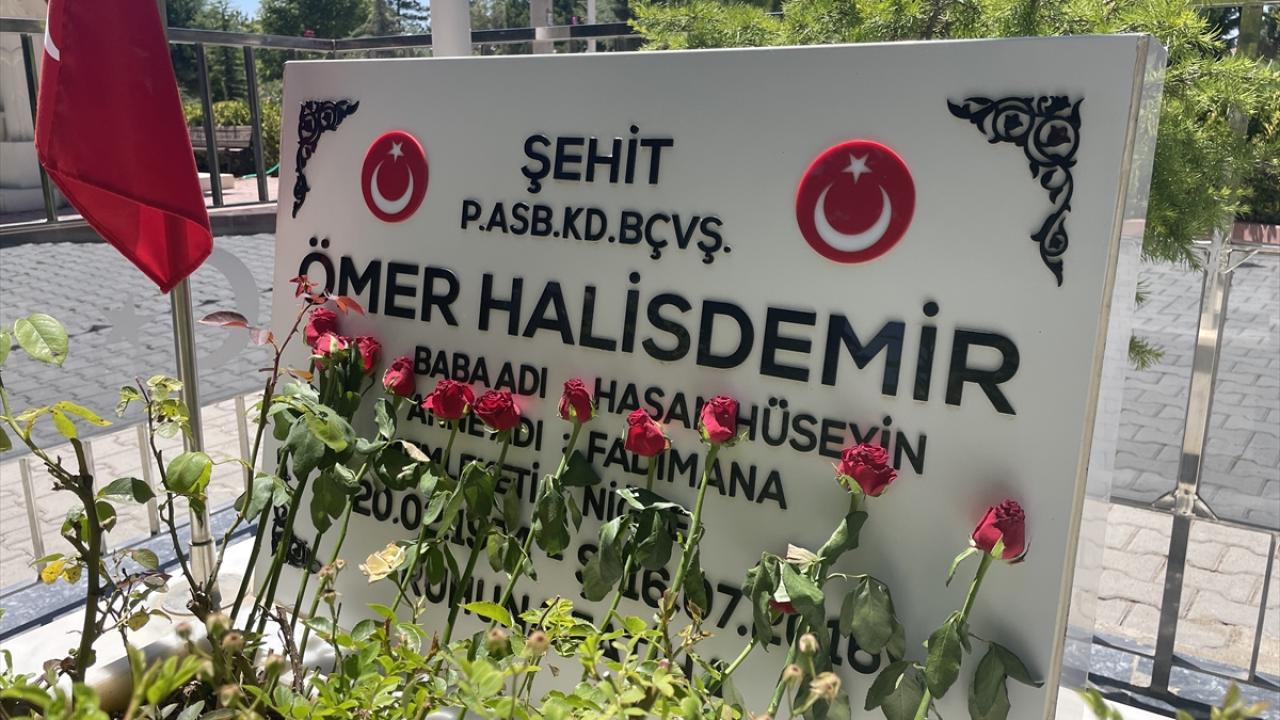 Ömer Halisdemir’in kabrine ziyaretçi akını