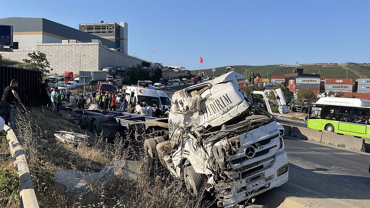 2 otomobil ile TIR çarpıştı: 5 kişi hayatını kaybetti