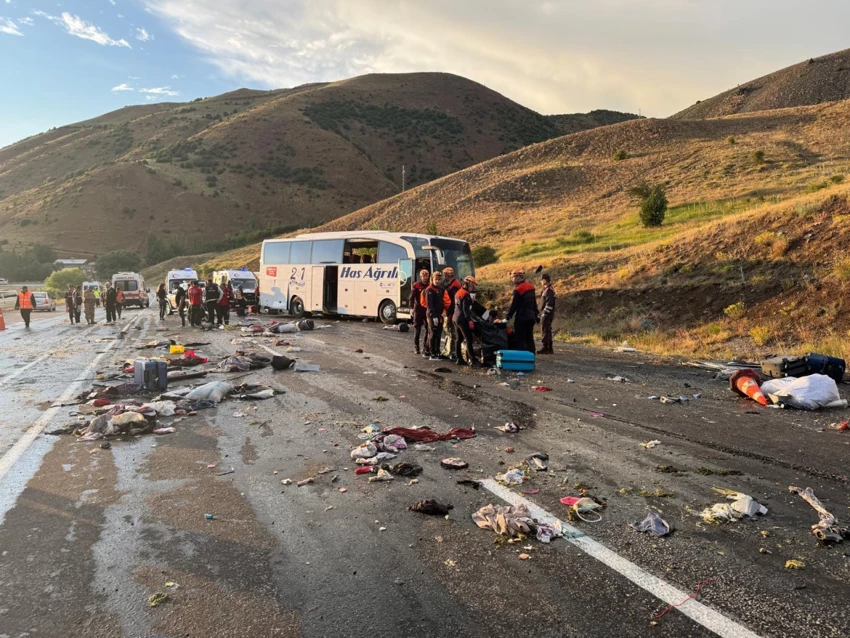 Sivas’ta yolcu otobüsü kaza yaptı